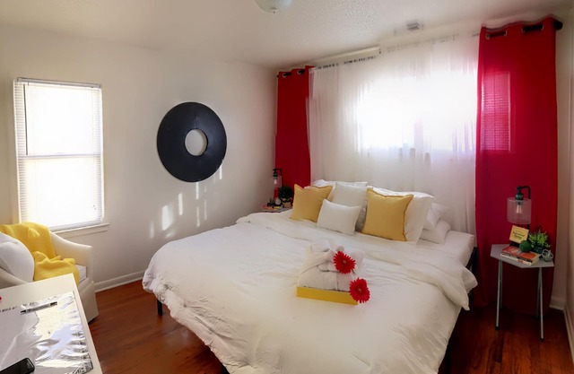 Entire Home 👑 🛌 Xfinity TV WIFI Free WasherDryer