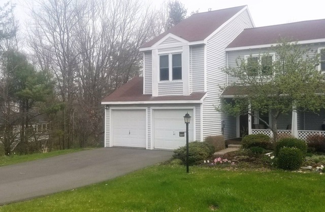 Entire House 2 miles from Buttermilk Falls! Sleeps up to 11 and pet friendly!
