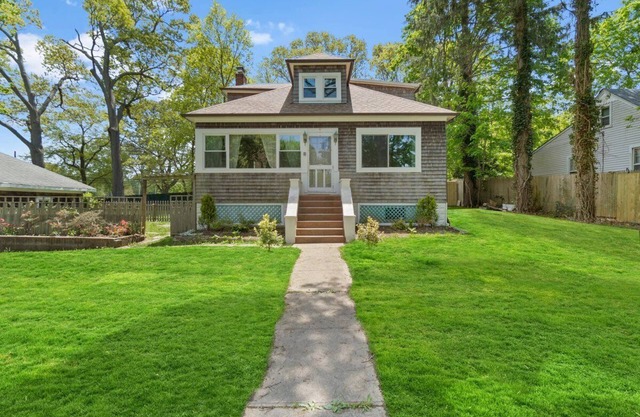 Entire House 3 Bedrooms 4beds 2 Bth. with lake views in Ronkonkoma.