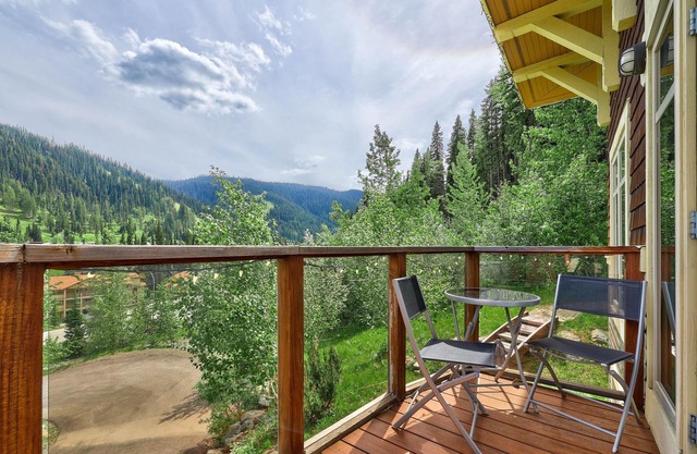 Entire house, Close to ski lifts and ALL amenities, fully equipped