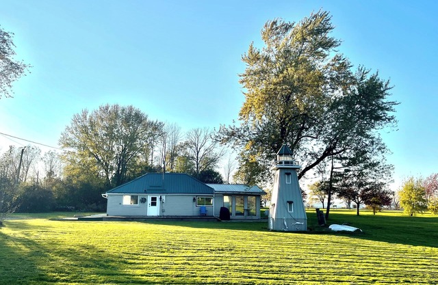 Entire house cottage with view of the Niagara River.