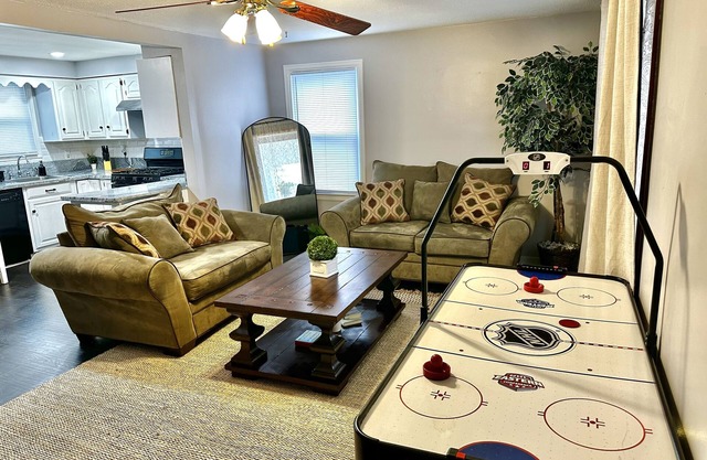Entire house Near UB & Niagara Falls, HotTub, fire-pit