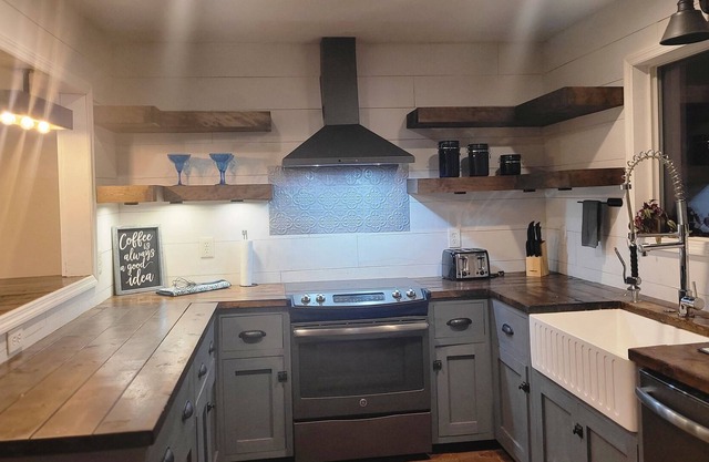 Entire House w/Pool Secluded- what a Gem