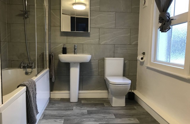 Entire House with Garden and Parking Nr Ashford International