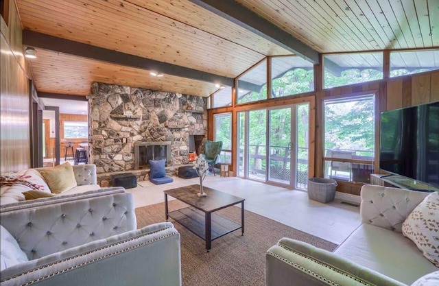 Entire kawartha lakes cottage with hottub