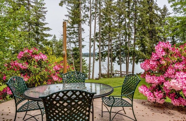 Entire L&D North House & Cottage - A Waterfront Getaway