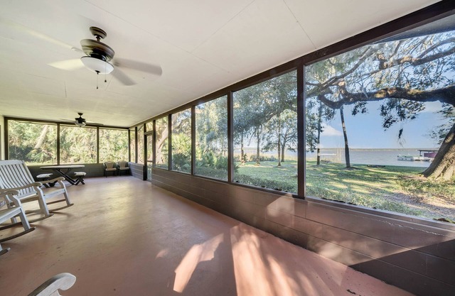 Entire Lakefront Lake Kerr Renovated House with Fireplace - Sleeps up to 6