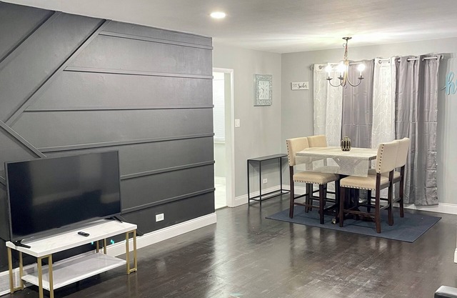 Entire Luxurious Home. Free parking+Fast Wi-Fi Central Location. Private Getaway