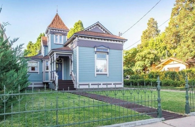 Entire 3 bedroom Victorian Home ready for your Sierra Vacation