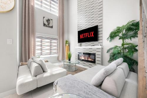 Entire Luxury 4-Bedroom Home with Indoor Fireplace