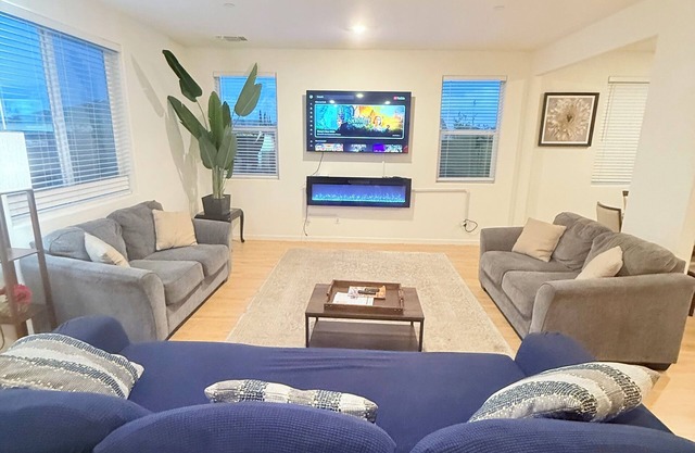 Entire Luxury 4 br House Near River with Hot Tub