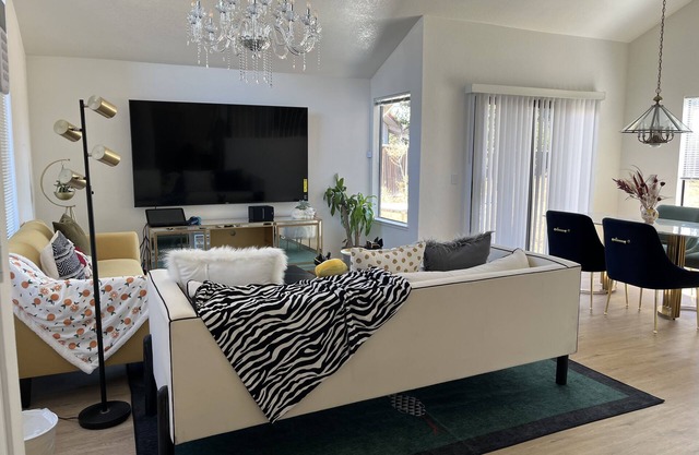 Entire Luxury 4BR/3BA-Business-Family travel-Pet Friendly