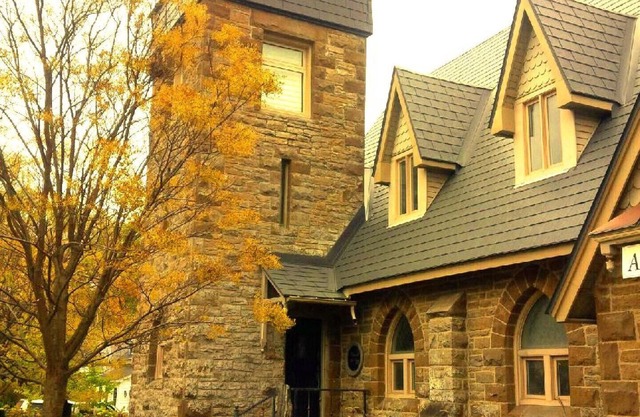 Gesamte Hauptetage der historischen gotischen Steinkirche, Perth: Ontarios schönste Kleinstadt