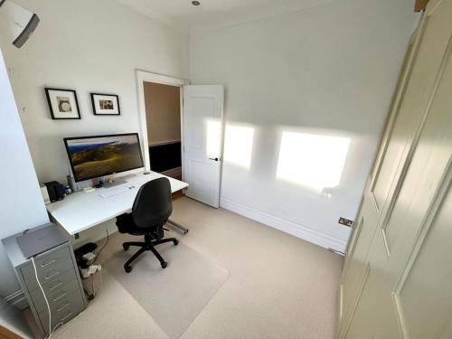 Entire Modern Apartment with Garden Near Underground Station
