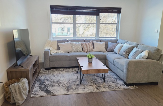 ENTIRE NEW-BUILD SPACIOUS MAIN FLOORS EAST REGINA!