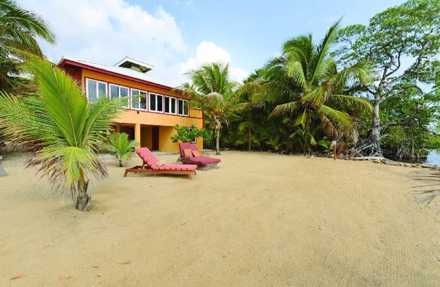 Komplette Villa am Meer mit Veranda mit Fensterwand