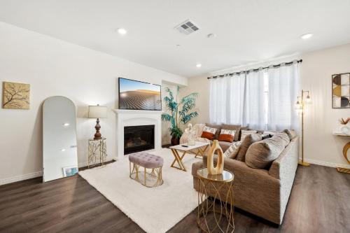 Entire Private 3k sqft 5-Bedroom House w Gated Yard, Garage, Nice View, Available Now