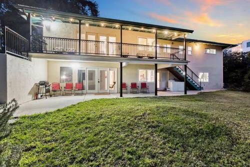Entire Private 4-BR Home, Lux King Bed, Big Yard, Prime Area, Ranch Style, Available Now