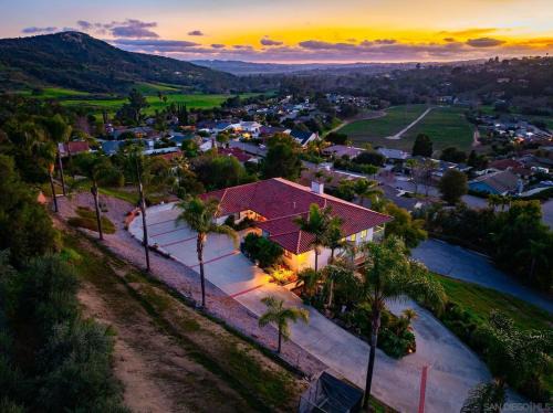 Entire Private 5-BR 3-Acres Estate, 3000 sqft, near Winery in Fallbrook, Available Now