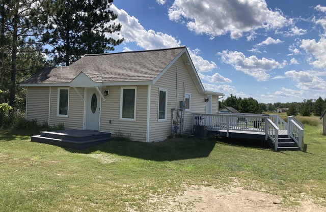 Entire private cozy home near downtown Bemidji. Ideal for Couples & Individuals!