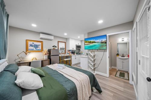Entire Private Studio with 1 King Bed, Full Kitchen, Gated Yard, Available Now