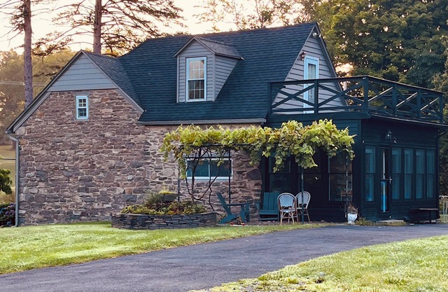 Entire Property: Farmhouse (3bdr) and Barn Apartment (2bdr)