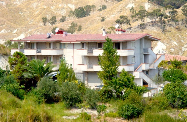 Entire property with 6 independent apartments for 23 people