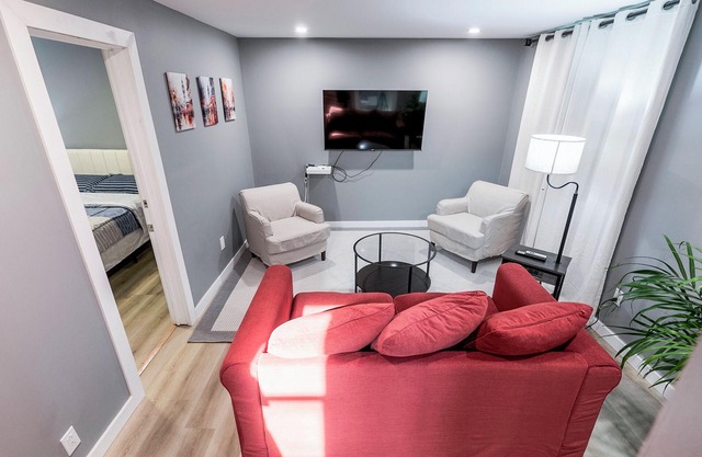 Entire Renovated 4Brs House, Near DT, Free parking