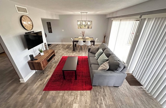 Entire Renovated Cozy Condo Paradise with Lake View