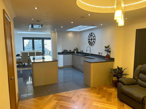 Entire Seaside Home 6 Private BedRooms Sleeps 10,4 Minute Walk To Station