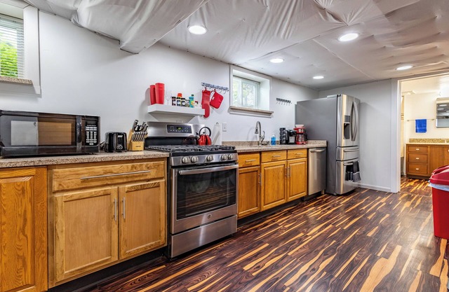 Entire Separate Basement Guest Studio~Lower Duplex in a house