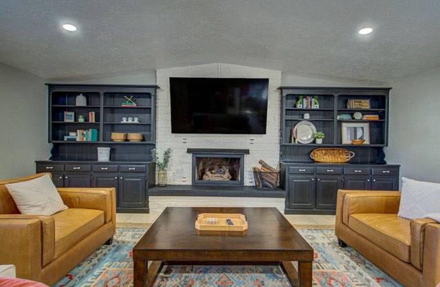 Entire Spacious, Cozy home with backyard retreat