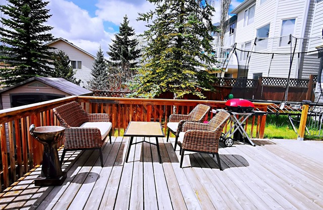 Entire Suite, Mountain View, easy access to Banff Canmore