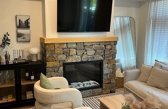 Entire Town Home | Hot Tub | Sleep 8 | Walk to the Beach | Next to Main Street