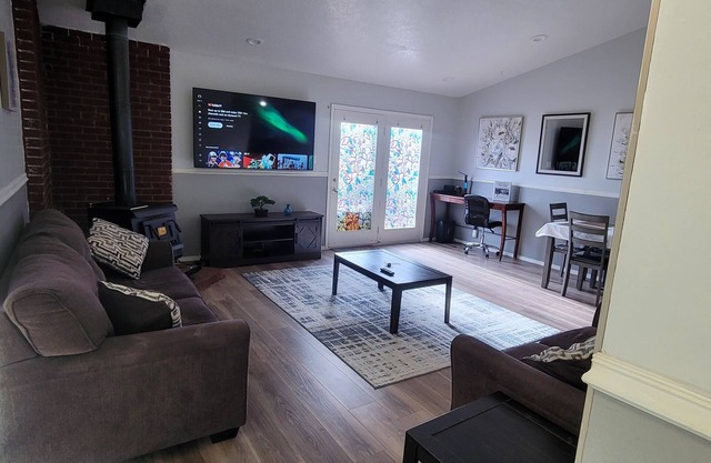 Entire Townhouse 1 Car Garage +Jacuzzi