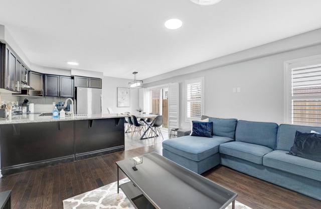 Entire Two Storey+4 Bed+Ping-Pong+65" TV+Enclosed Backyard
