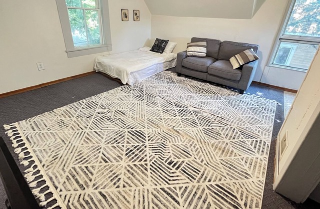 Entire unit in downtown Pullman. Steps away from restaurants and bars