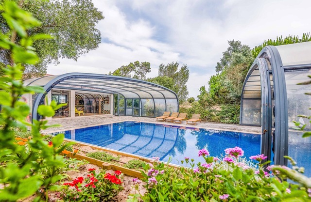 Entire villa with swimming pool and padel court, near the beach. 14 people.