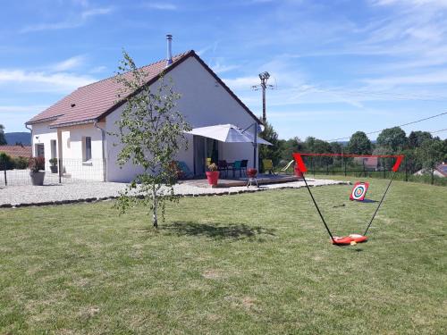 Entre Lacs Et Montagnes , Maison individuelle,lits préparés, parking et ménage inclus