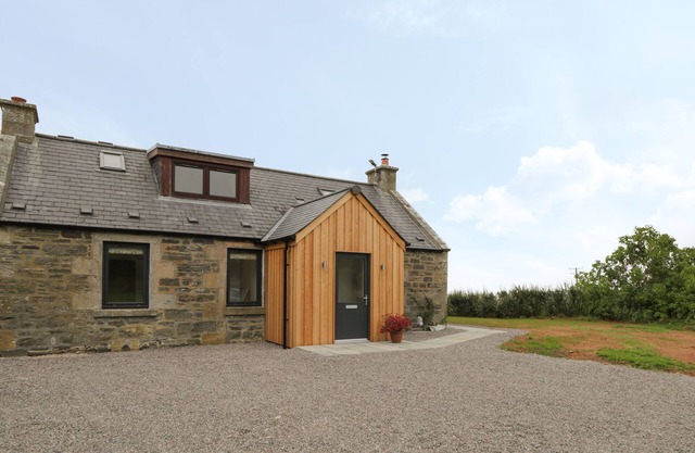 ENZIE STATION COTTAGE, pet friendly, with open fire in Buckie