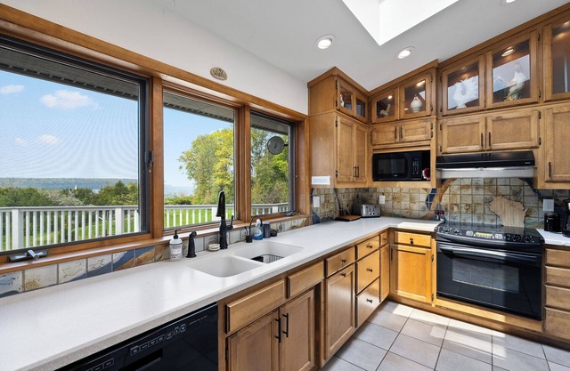 Ephraim Cliff House: Stunning Panoramic Bay Views
