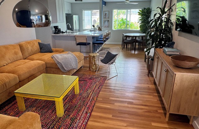EPIC 2-bedroom apartment / Steps to beach/ AC and WiFi /Just Remodeled
