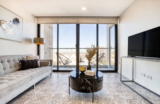 Epic Apt w/Balcony+View: GYM+B/Lounge+Pool Table