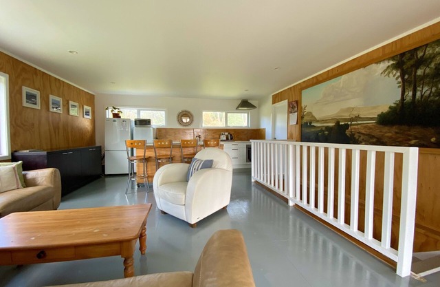 Epic holiday or retreat venue- Massive yoga/chill room with beach only 1min away