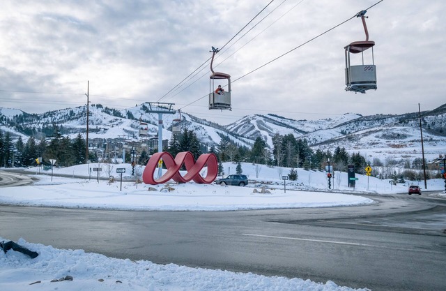 Epic Ski Getaway! 5 minute walk to Cabriolet, Heated Pools, Hot Tubs & Sauna