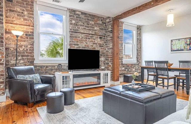 Epic Views| 2 Bed | Luxury Historic Downtown Condo