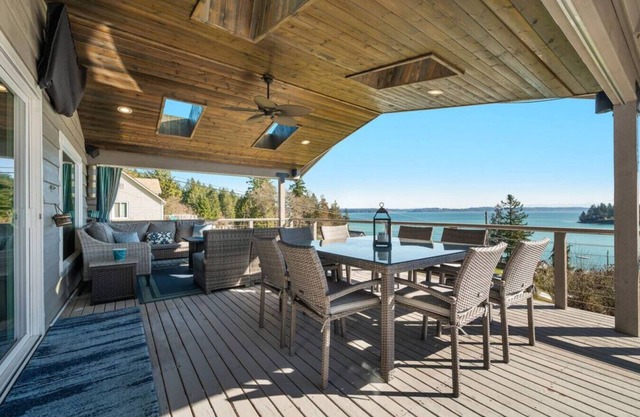 Epic Views: Hot Tub, 3BR/3BA, Sleeps10, Remote Retreat!