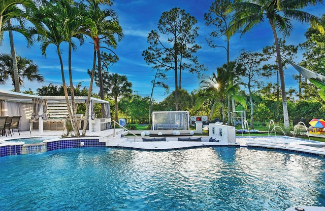 luxurious 6/7 house in fabulous Wellington, Florida with heated pool