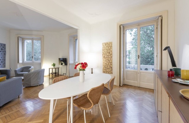 ERCOLE FERRAIO, 12 – Spacious and bright apartment