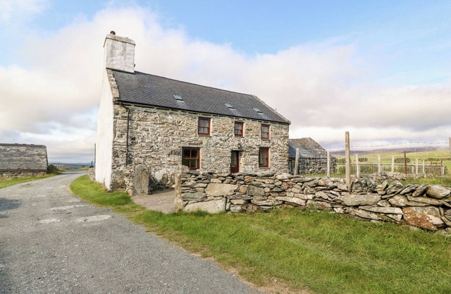 EREINIOG, family friendly, with open fire in Tremadog